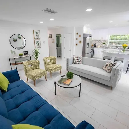 Beautiful House, Walking Distance To Stadium